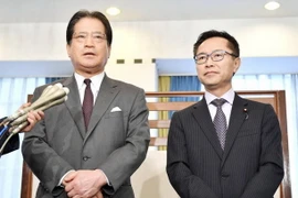 Tổng thư ký đảng Hy vọng Motohisa Furukawa và người đồng cấp của đảng Dân chủ Nhật Bản (DPJ) Teruhiko Mashiko. (Ảnh: Kyodo)