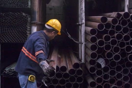 Công nhân làm việc tại một nhà máy luyện thép ở Monterrey của Mexico ngày 31/5 vừa qua. (Ảnh: AFP/TTXVN)