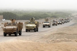 Các lực lượng ủng hộ Chính phủ Yemen làm nhiệm vụ tại khu vực al-Durayhimi, Hodeidah ngày 13/6 vừa qua. (Ảnh: AFP/TTXVN)