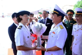 Đại tá Trần Đình Núi, đại diện lãnh đạo Vùng 2 Hải quân Việt Nam đón chỉ huy tàu hộ tống Surcouf thăm Thành phố Hồ Chí Minh. (Ảnh: Xuân Khu/TTXVN)