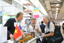 Các đối tác nước ngoài tìm hiểu các mặt hàng và cơ hội hợp tác kinh doanh với các doanh nghiệp Việt Nam tại Hội chợ. (Ảnh: Nguyễn Thanh/Vietnam+)