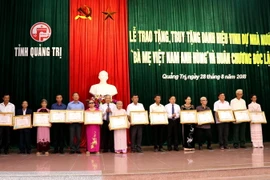 Lãnh đạo tỉnh Quảng Trị trao tặng và truy tặng danh hiệu Bà mẹ Việt Nam Anh hùng. (Ảnh: Nguyên Lý/TTXVN)