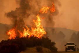 Khói lửa bốc lên từ các đám cháy rừng ở California. (Ảnh: AFP/TTXVN)