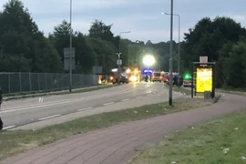 Cảnh sát phong tỏa hiện trường để điều tra vụ xe buýt lao vào đám đông ở Limburg, Hà Lan sáng 18/6. (Ảnh: The Daily Mail/TTXVN)