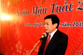 Đại sứ Việt Nam tại Cộng hòa Séc Hồ Minh Tuấn thông báo về tình hình đất nước. (Nguồn: Trần Quang Vinh/Vietnam+)
