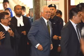 Cảnh sát áp giải cựu Thủ tướng Malaysia Najib Razak (giữa) tới phiên tòa ở Kuala Lumpur của Malaysia ngày 8/8 vừa qua. (Ảnh: THX/TTXVN)