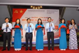 Ủy viên Bộ Chính trị, Bí thư Trung ương Đảng, Trưởng ban Tuyên giáo Trung ương Võ Văn Thưởng cùng các đại biểu cắt băng khai mạc triển lãm. (Ảnh: Thanh Tùng/TTXVN)