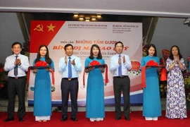 Ủy viên Bộ Chính trị, Bí thư Trung ương Đảng, Trưởng ban Tuyên giáo Trung ương Võ Văn Thưởng cùng các đại biểu cắt băng khai mạc triển lãm. (Ảnh: Thanh Tùng/TTXVN)