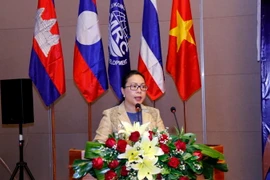 Thứ trưởng Bộ Tài nguyên và Môi trường Lào, bà Bounkham Vorachith đang phát biểu tại khai mạc. (Ảnh: Phạm Kiên/Vietnam+)