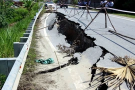 Vết sụt lún trên Quốc lộ 32C. (Ảnh: Thế Duyệt/TTXVN)