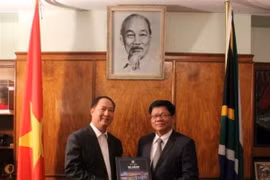 Đại sứ Việt Nam tại Nam Phi Vũ Văn Dũng và Phó Bí thư Thường trực Thành ủy Đà Nẵng Võ Công Trí chụp ảnh lưu niệm. (Ảnh: Phi Hùng/TTXVN)