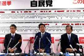 Thủ tướng Nhật Bản đồng thời là Chủ tịch LDP Shinzo Abe, Phó Chủ tịch LDP Masahiko Komura và Tổng thư ký LDP Toshihiro Nikai. (Ảnh: THX/TTXVN)