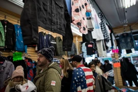 Người dân mua sắm tại một cửa hàng ở New York của Mỹ. (Ảnh: AFP/TTXVN)