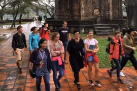 Khách du lịch tham quan chùa Thiên Mụ. (Ảnh: Quốc Việt/ TTXVN)
