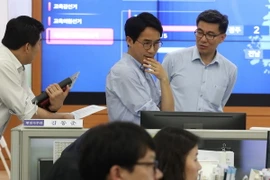 Nhân viên làm việc tại Ủy ban Bầu cử Quốc gia Hàn Quốc ở Gwacheon, phía nam Seoul ngày 30/5 để chuẩn bị cho chiến dịch vận động tranh cử địa phương. (Ảnh: Yonhap/TTXVN)