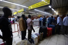 Hành khách tại sân bay Mitiga ở Tripoli, Libya. (Ảnh: AFP/TTXVN)