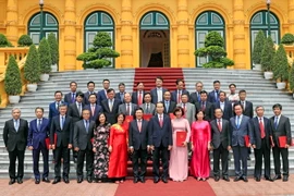 Chủ tịch nước Trần Đại Quang chụp ảnh chung với các Đại sứ, Trưởng đại diện cơ quan ngoại giao Việt Nam ở nước ngoài. (Ảnh: Nhan Sáng/TTXVN)