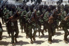 Các thành viên của nhóm chiến binh al-Shabab liên kết al-Qaeda tại một ngôi làng ở phía nam của Somalia. (Nguồn: AFP)
