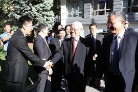 Tổng Bí thư Nguyễn Phú Trọng nói chuyện với cán bộ, nhân viên Đại sứ quán và đại diện cộng đồng người Việt tại Hungary. (Ảnh: Trí Dũng/TTXVN) 