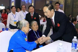 Chủ tịch nước Trần Đại Quang với các Mẹ Việt Nam Anh hùng tại Hội nghị biểu dương Người có công với cách mạng tiêu biểu toàn quốc năm 2018, sáng 19/7 vừa qua, tại thành phố Vũng Tàu. (Ảnh: Nhan Sáng/TTXVN)