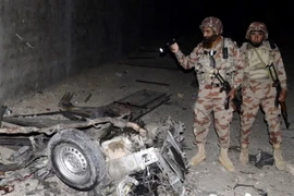 Binh sỹ Pakistan điều tra một vụ tấn công. (Ảnh: THX/TTXVN)