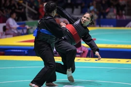 Võ sỹ Hoàng Thị Loan (phải) tranh tài với võ sỹ Precious Jade Borre (trái) của Philippines ở nộii dung Pencak Silat hạng cân từ 55-60kg dành cho nữ tại ASIAD 2018 diễn ra ở Jakarta của Indonesia ngày 25/8. (Ảnh: AFP/TTXVN)