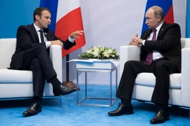 Tổng thống Nga Vladimir Putin và người đồng cấp Pháp Emmanuel Macron. (Ảnh: AFP/TTXVN)