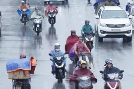 Người dân lưu thông trên đường Trần Nhật Duật sáng 15/4 vừa qua. (Ảnh: Lâm Khánh/TTXVN)