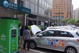 Những xe ôtô được sạc điện tại một trạm cho thuê ở Tsinghua University Science Park. (Ảnh: THX/TTXVN)