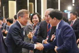 Tổng thống Đại Hàn Dân Quốc Moon Jae-in gặp gỡ các đại biểu tại Diễn đàn Doanh nghiệp Việt Nam- Hàn Quốc. (Ảnh: Dương Giang/TTXVN)