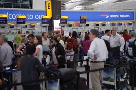 Hành khách chờ làm thủ tục tại sân bay Heathrow. (Ảnh: AFP/TTXVN)
