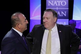 Ngoại trưởng Mỹ Mike Pompeo (phải) và người đồng cấp Thổ Nhĩ Kỳ Mevlut Cavusoglu tại cuộc gặp ở Brussels, Bỉ ngày 11/7 vừa qua. (Ảnh: AFP/TTXVN)