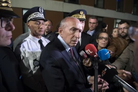Bộ trưởng Nội vụ Pháp Gerard Collomb, đứng giữa. (Ảnh: AFP/TTXVN)