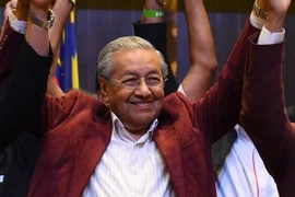 Cựu Thủ tướng Mahathir Mohamad mừng chiến thắng trong cuộc bầu cử Hạ viện Malaysia, tại Kuala Lumpur ngày 10/5. (Ảnh: AFP/TTXVN)