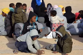 Người di cư tại căn cứ hải quân ở Tripoli, Libya sau khi được cứu trên biển ngày 7/1 vừa qua. (Ảnh: AFP/TTXVN)