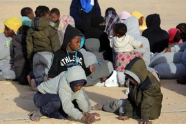 Người di cư tại căn cứ hải quân ở Tripoli, Libya sau khi được cứu trên biển ngày 7/1 vừa qua. (Ảnh: AFP/TTXVN)