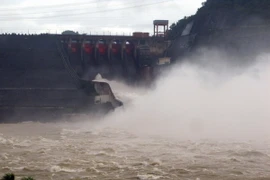 Thủy điện Hòa Bình ngày 21/7 vừa qua, mở 4 cửa xả đáy để giảm mực trên lòng hồ Sông Đà. (Ảnh: Thanh Hải/TTXVN)