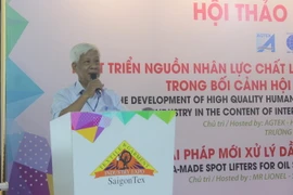 Ông Phạm Xuân Hồng , Chủ tịch Hội dệt may thêu đan Thành phố Hồ Chí Minh phát biểu tại hội thảo. (Ảnh: Xuân Anh/ TTXVN)