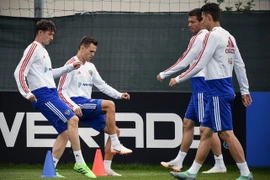 Tiền vệ Alexander Samedov (phải) tranh bóng trong trận đấu với đội tuyển Croatia tại Sochi của Nga ngày 7/7. (Ảnh: THX/TTXVN)