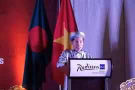 Đại sứ Việt Nam tại Bangladesh Trần Văn Khoa phát biểu tại lễ kỷ niệm. (Ảnh: TTXVN phát)