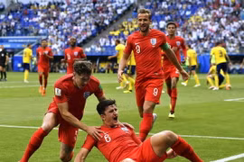 Cầu thủ Harry Maguire (phải) vừa ghi bàn thắng mở tỷ số cho đội tuyển Anh trước đối thủ Thụy Điển trong trận đấu ở vòng tứ kết Giải bóng đá FIFA World Cup 2018 diển ra tại Samara của Nga, ngày 7/7 vừa qua. (Ảnh: THX/TTXVN)