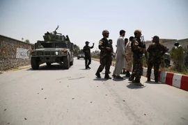 Lực lượng an ninh Afghanistan điều tra tại hiện trường một vụ tấn công. (Ảnh: THX/TTXVN)