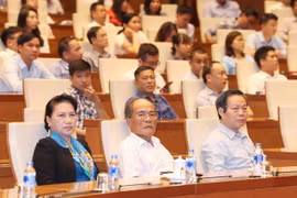 Chủ tịch Quốc hội Nguyễn Thị Kim Ngân, nguyên Chủ tịch Quốc hội Nguyễn Sinh Hùng, Phó Chủ tịch Quốc hội Phùng Quốc Hiển dự buổi nói chuyện về cuộc đời, sự nghiệp của Chủ tịch Tôn Đức Thắng. (Ảnh: Trọng Đức/TTXVN)