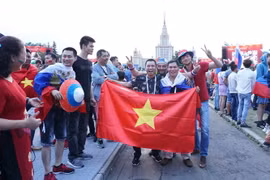 Các cổ động viên Việt Nam chụp ảnh lưu niệm cùng cổ động viên Nga. (Ảnh: Phạm Thắng/TTXVN)