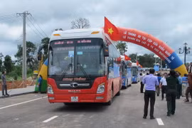 Những chiếc xe vận tải đường bộ qua Cửa khẩu quốc tế Lệ Thanh. (Ảnh: Hoài Nam/TTXVN)
