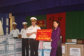 Phó Chủ tịch Tổng Liên đoàn Lao động Việt Nam, Chủ tịch Công đoàn Viên chức Việt Nam Nguyễn Thị Thu Hồng trao 3,5 tỷ cho bộ đội Trường Sa năm 2013. 
