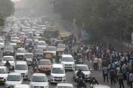 Khói mù ô nhiễm bao phủ đường phố New Delhi, Ấn Độ. (Ảnh: AFP/TTXVN)