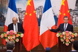 Ngoại trưởng Trung Quốc Vương Nghị (phải) và Ngoại trưởng Pháp Jean-Yves Le Drian trong cuộc họp báo chung tại Bắc Kinh ngày 13/9. (Ảnh: AFP/TTXVN)