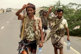 Các lực lượng Yemen tiến vào quận al-Durayhimi, thành phố Hodeidah trong chiến dịch giải phóng thành phố này từ phiến quân Houthi ngày 13/6. (Ảnh: AFP/TTXVN)
