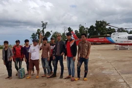 Sau hai ngày bị cô lập, nhóm công nhân đã đến vùng an toàn. (Ảnh: Quang Thái/TTXVN)